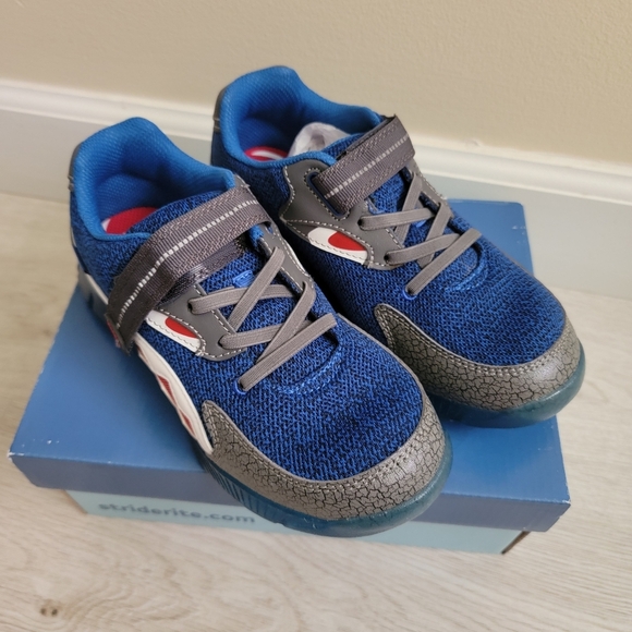 Stride Rite Light Up Shark Shoes Size 2.5 US Big Kids Wide New In Box - Picture 5 of 10